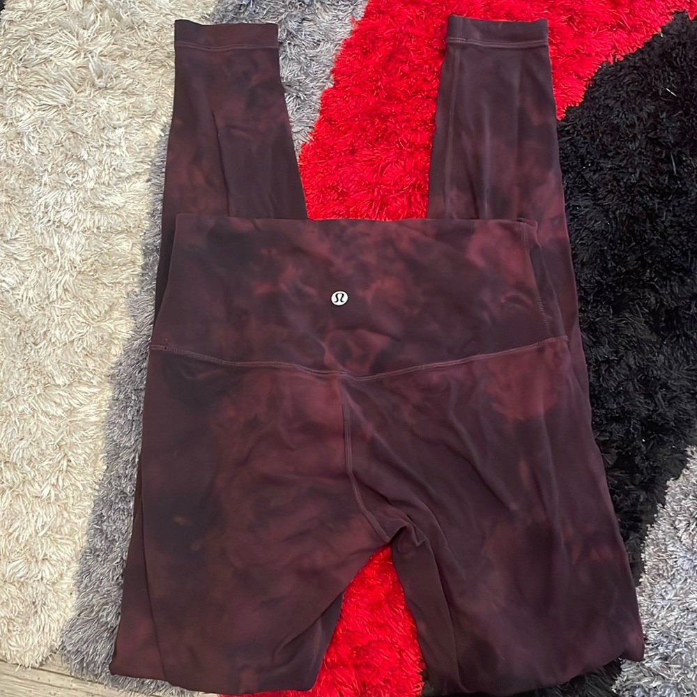 Lululemon aligns HR leggings size 6 full length.